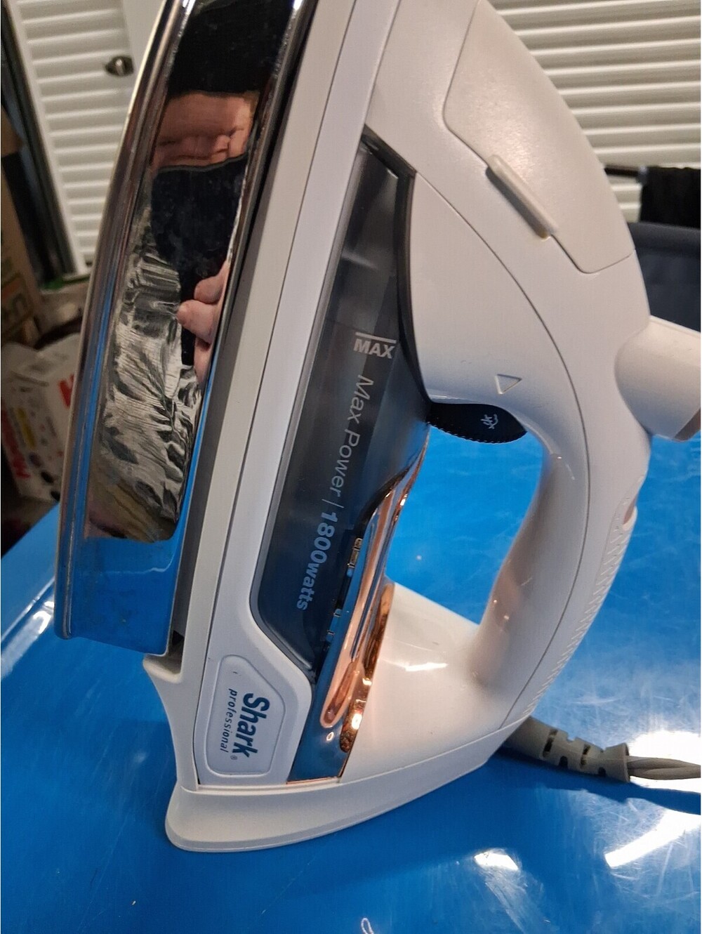 Shark Professional 1800W Steam Iron White Rose Gold Stainless Steel Soleplate